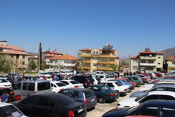 Dinar’a çok Yoğun Bir Katılımla Açık Oto Pazarı Açıldı