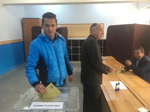 Dinar'da Referandum Oyları Kullanılmaya Devam Ediyor