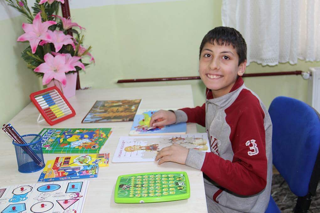 özel Eğitim Odasında çok Mutlu