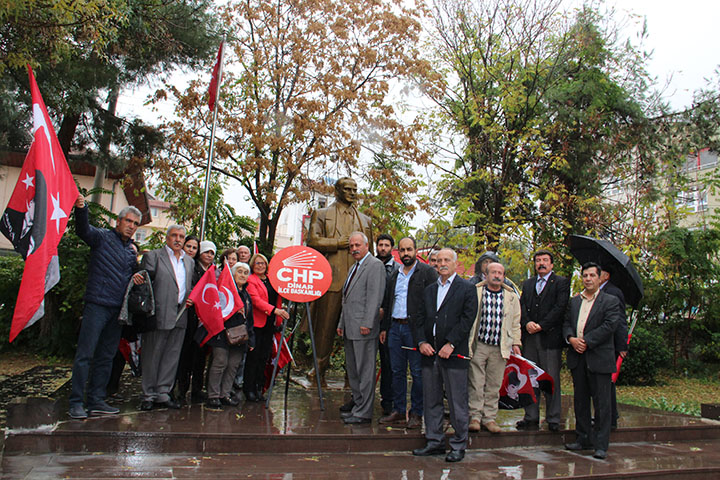Chp Dinar İlçe Başkanlığı çelenk Bıraktı