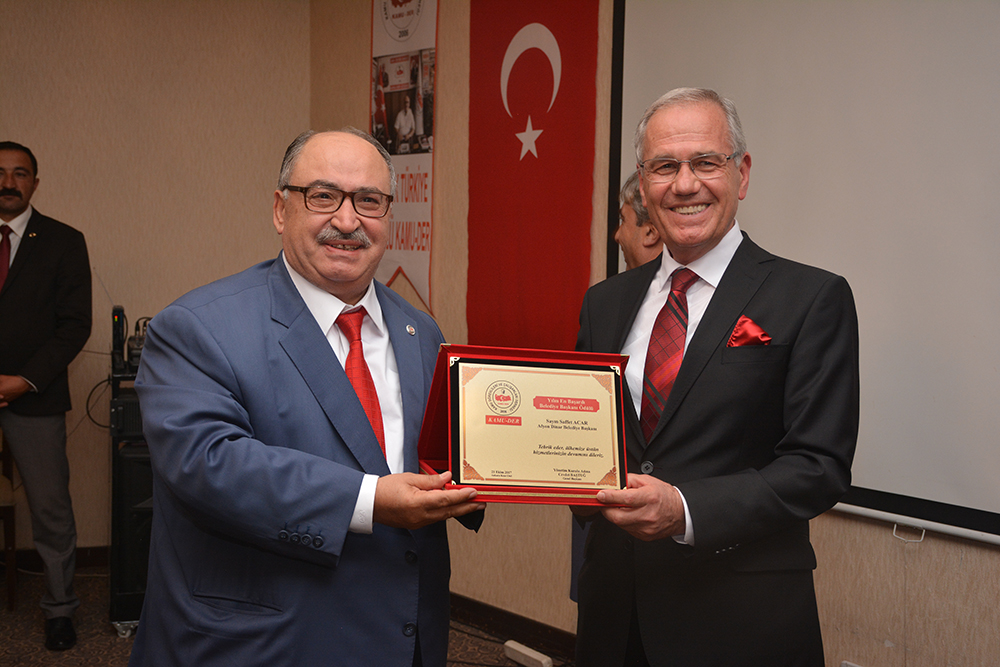 Saffet Acar, Yılın En Başarılı Belediye Başkanı ödülünü Aldı