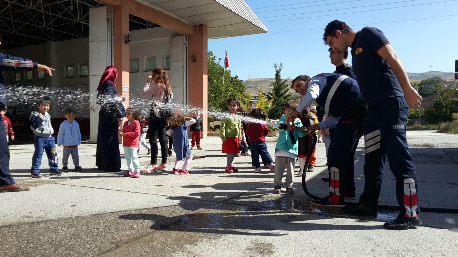 Minikler Dinar İtfaiye Amirliğini Ziyaret Etti