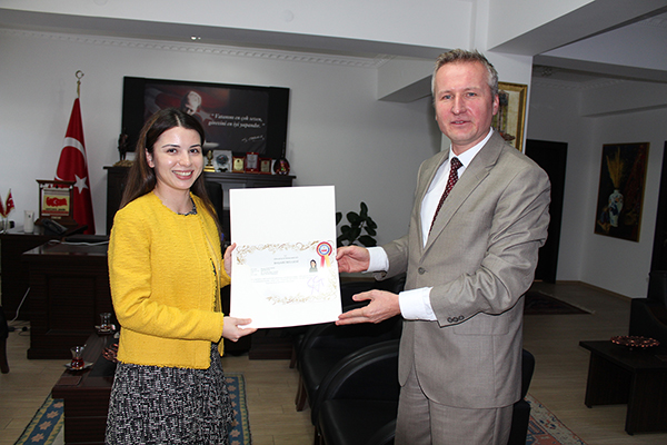 Genç Kardiyoloğa Kaymakamdan ödül