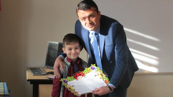 Kaymakamımız çocukların Karne Sevincine Ortak Oldu