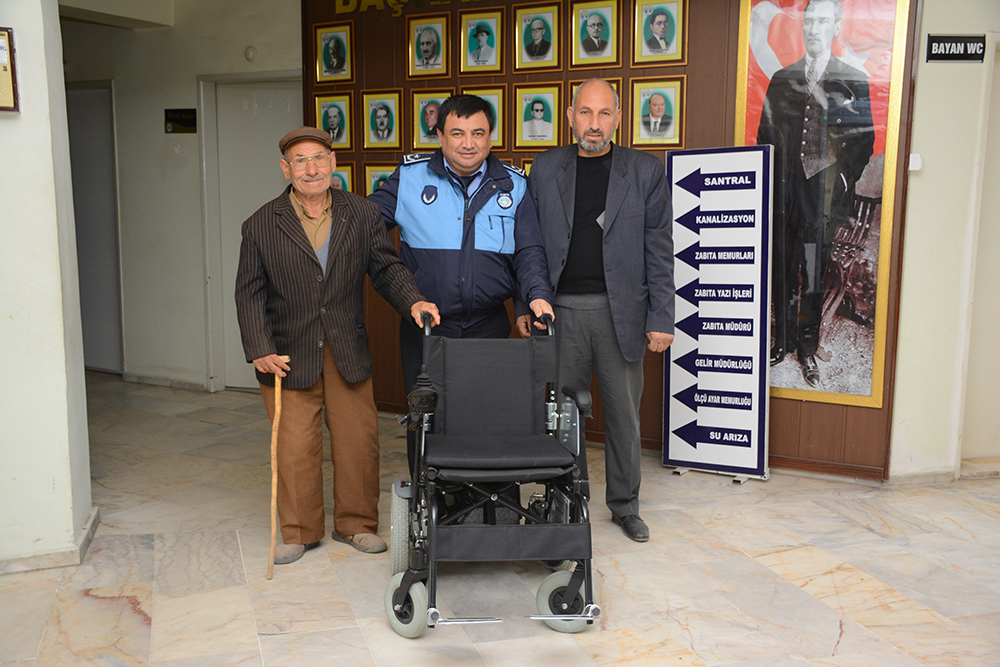 Emekli Belediye Personeline Akülü Engelli Aracı