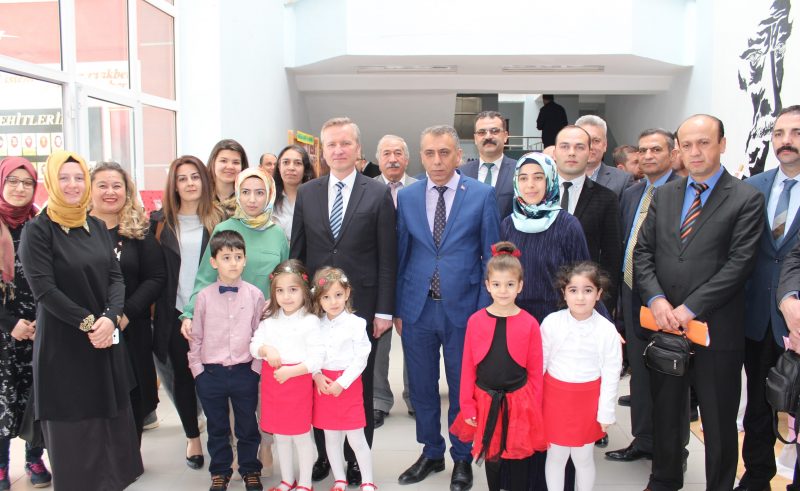 Dinar Hükümet Konağı Binasında Türk Bayrağımız Minikler Tarafından Sergilendi