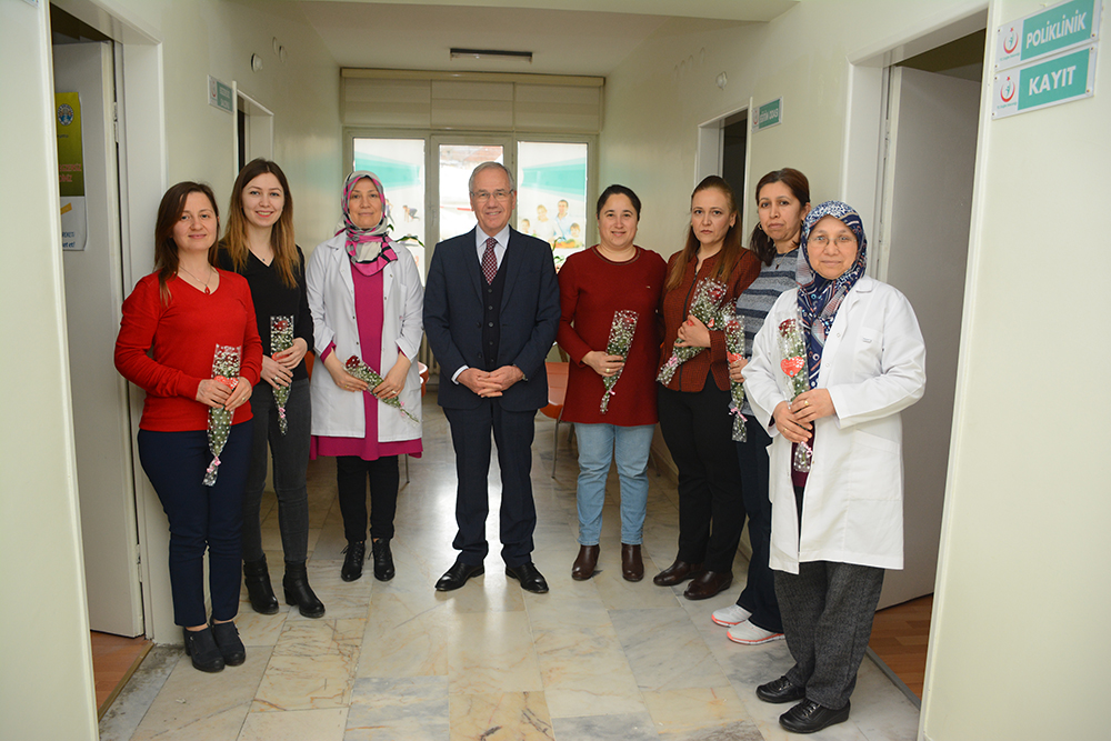 Başkan Acar’dan Tüm Bayan Personele çiçek