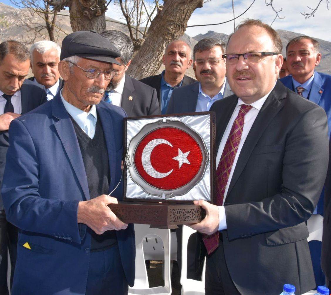 Vali Mustafa Tutulmaz Sandıklı Ve Dinar İlçesindeki şehit Ailelerini Ziyaret Etti.