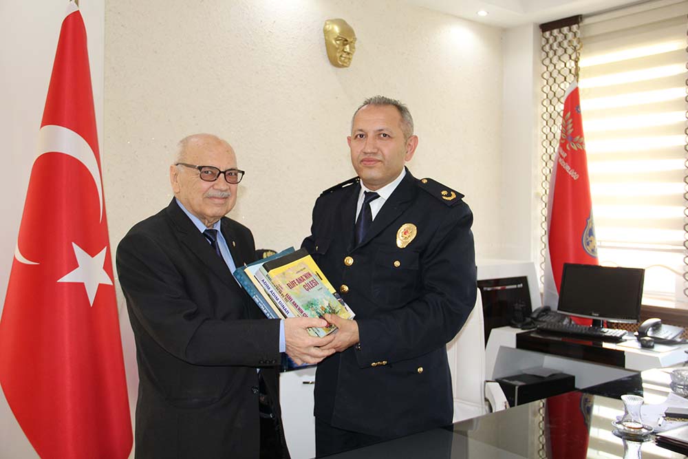 Polis Haftasında Emniyete Kucak Dolusu Kitap Bağışı