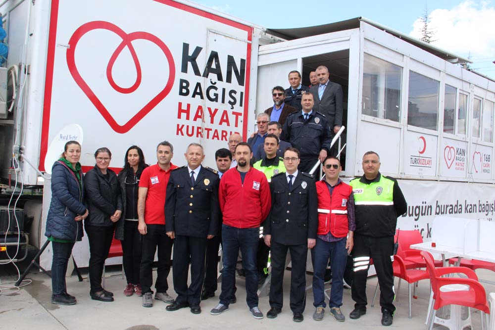 Dinar İlçe Emniyet Müdürümüz Küpeli Ve Ekibi Kan Bağışında Bulundu