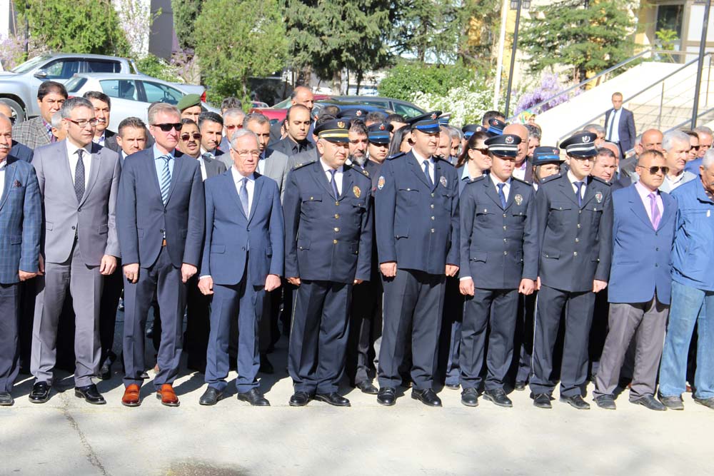 Dinar'da Polisler Ata'ya çelenk Sundu
