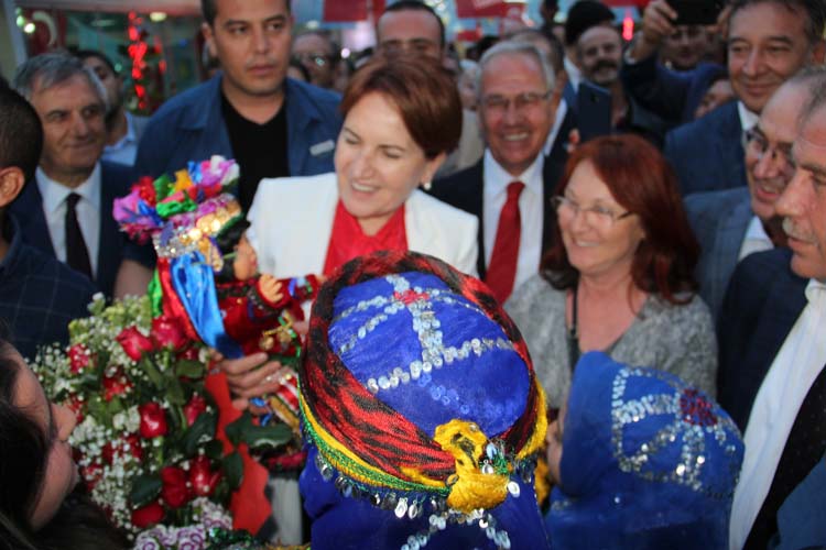 Akşener Dinar’da Halka Seslendi