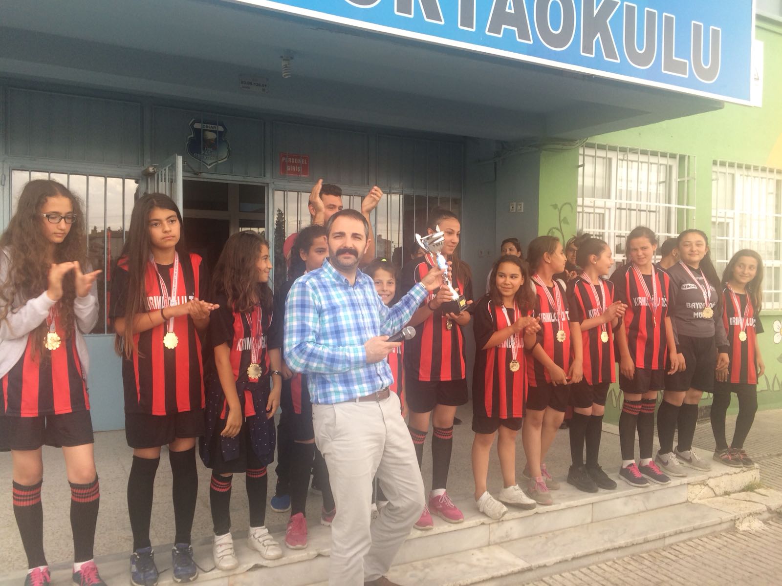 Kızlar Futsal Afyon şampiyonu Fatih Ortaokulu