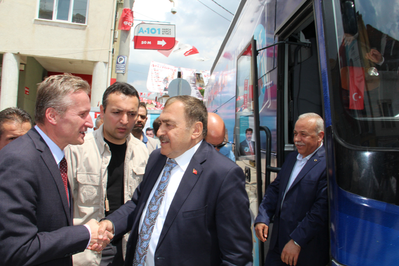 Bakan Veysel Eroğlu Dinar’da Vatandaşlar İle Bayramlaştı.