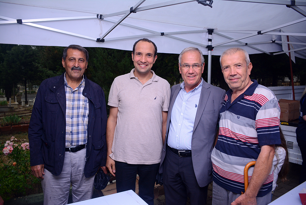 Başkan Acar, Kabir Ziyaretine Gelenler İle Bayramlaştı