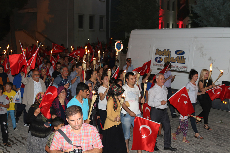 Dinar’da 30 Ağustos Fener Alayı Yürüyüş