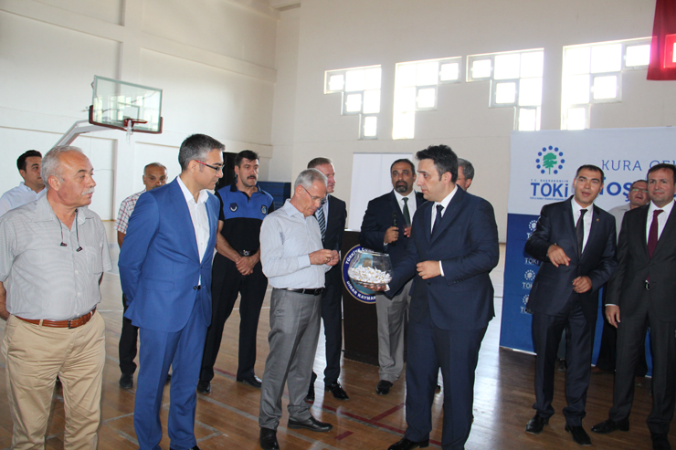 Dinar’da 800 Toki Konutlarının Kura çekimi Yapıldı