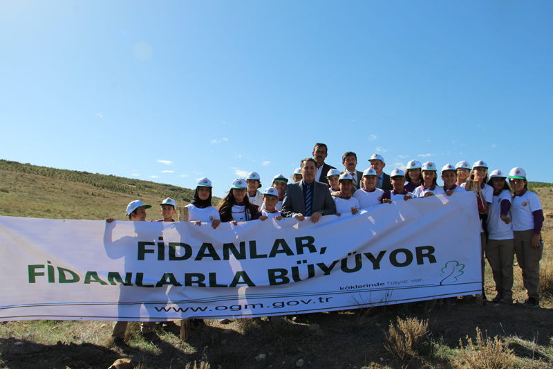 Dinar’da Minik Eller 500 Adet Fidan Dikti