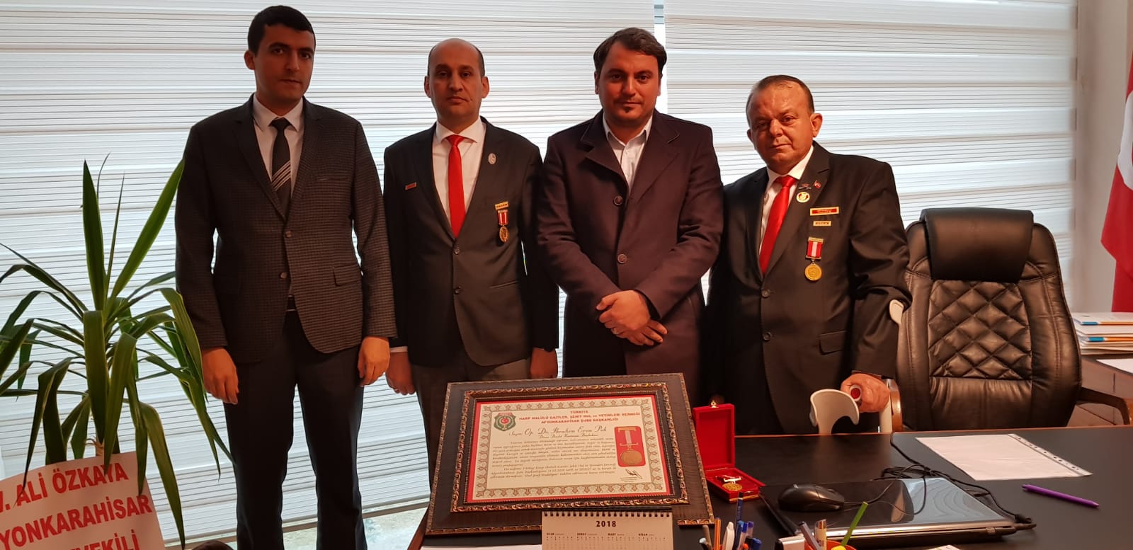 Başhekime başkan Kumartaşlıdan “ özel şeref Madalyası” Takdim Edildi