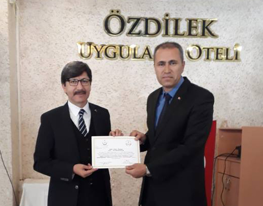Müdür Erkan özcan; İl Müdürü Metin Yalçın'dan Sertifika Aldı