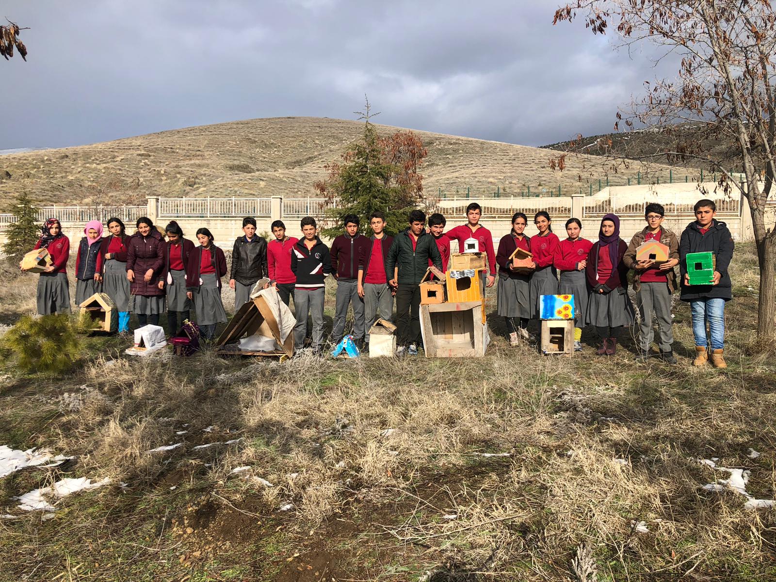 çiçektepe Okulu öğrencilerinden Sokak Hayvanlarına Barınak