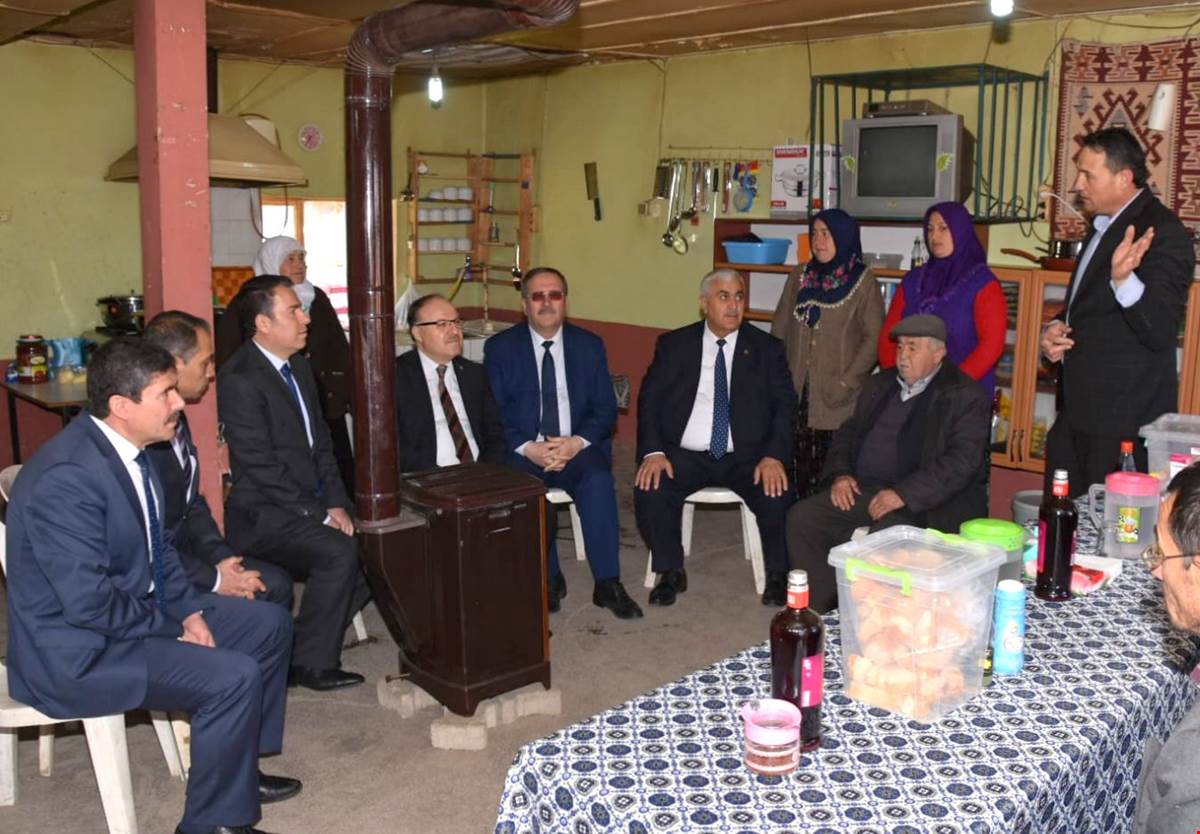 Vali Tutulmaz Kınık Köyünde, Bir Kap Sıcak Yemek Bir Parça Mutluluk