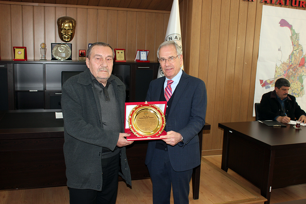 30 Yıllık Muhtar’a Başkan Acar’dan Plaket