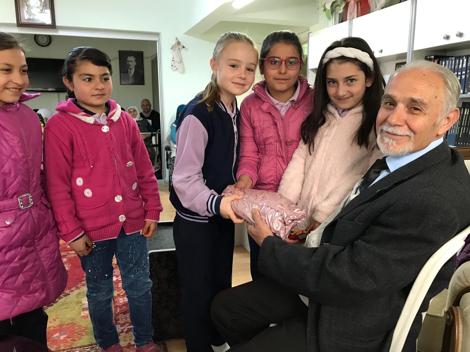 Menderes İlkokulu, Buhurcular Huzur Evini Ziyaret Etti