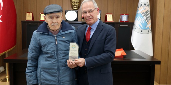 Yılların Ressamı Servet Taşpınar’a Başkan Acar’dan Plaket