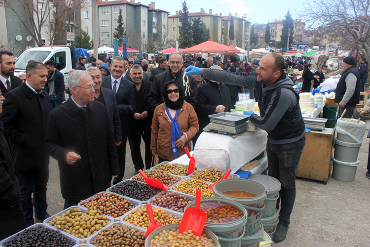 Millet İttifakı Cumartesi Pazarını Gezdi