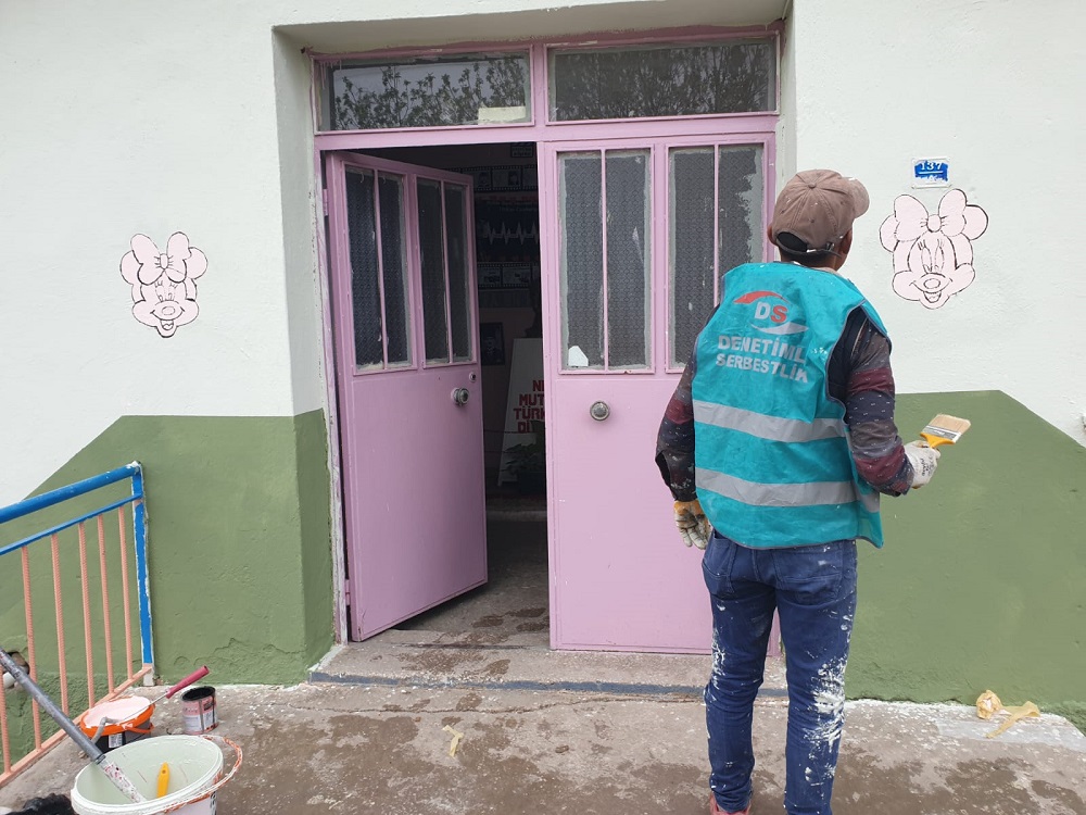 Karahacılı Köyü İlkokulunu Yükümlüler Boyadı.