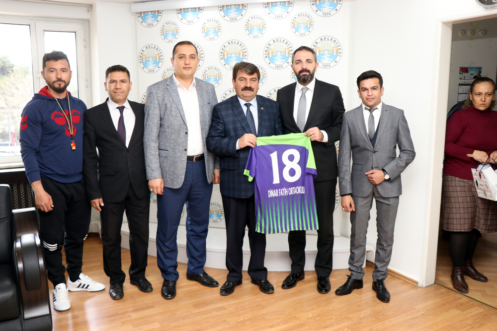 İl şampiyonu Fatih Ortaokulundan Başkan Sarı’ya Ziyaret