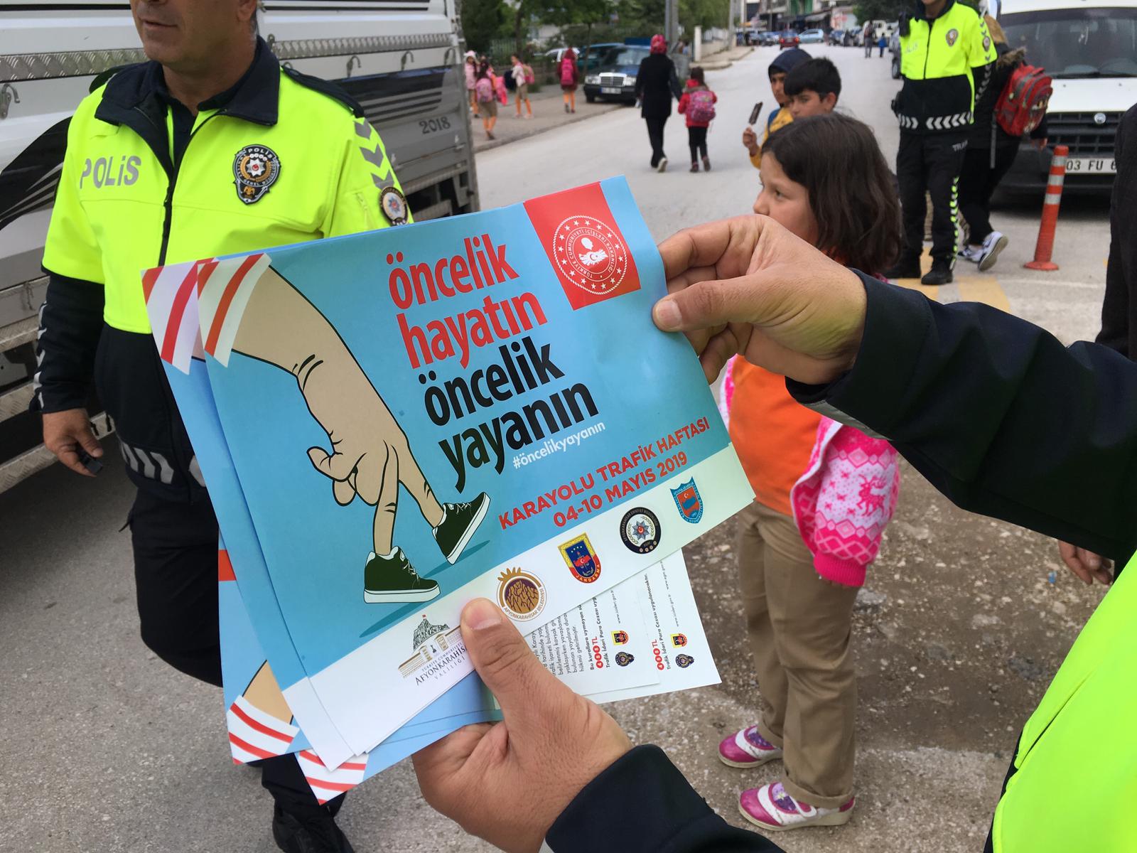 Polisler Ve öğrenciler Trafik Haftası'nda Sürücülere Broşür Dağıttı