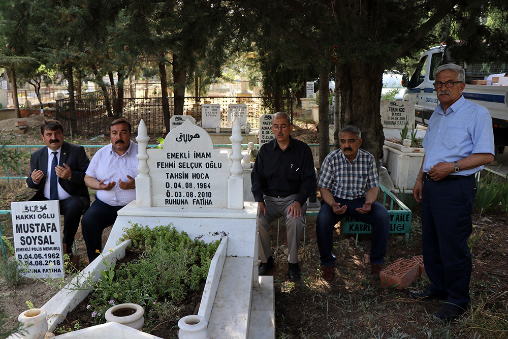 Başkan Nihat Sarı, Kabir Ziyaretine Gelen Vatandaşlar İle Bayramlaştı