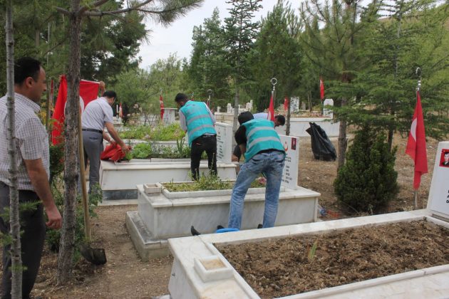 Yükümlüler şehitlik Mezarlıklarını Temizledi