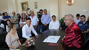 Başkan Gönüllü Oğlunun Nikahını Kendisi Kıydı