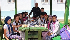 Dinar Mevlana Camiinde Öğrencilere Piknik