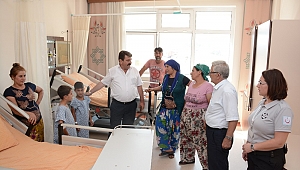 Başkan Nihat Sarı'dan Hastanede Sünnet Çocuklarına ziyaret
