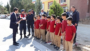 DAZKIRI'DA “YAYA GEÇİDİ NÖBETİ ETKİNLİĞİ” DÜZENLENDİ