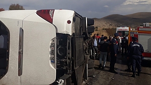 Dinar'da Otobüs devrildi turistlerden biri yaşamını yitirdi