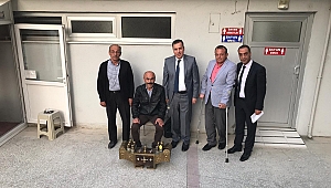 Dinar Kaymakamı Selami Kapankaya'dan Vatandaşa Boya Sandığı Verildi