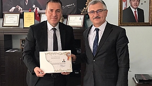 Kaymakam Kapankaya, Müftü Şahin Yaşar'a Veda Ziyaretinde Başarı Belgesi Verdi.