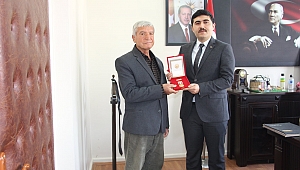 Başmakçı Kaymakamı Yazıcı'dan Kıbrıs Gazisine Madalya ve Berat