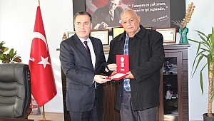 Dinar Kaymakamı Kapankaya Kıbrıs Gazilerine Madalya ve Berat'ını takdim etti