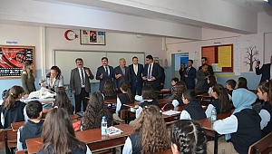 Başkan Nihat Sarı'dan Başarılı Öğrencilere Hediye