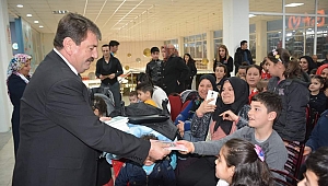 Başkan Sarı'dan Tiyatroya katılan Öğrencilere Anlamlı Hediye