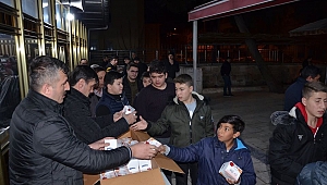 Belediye Kandil Simiti Dağıttı