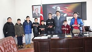 Kaymakam Yazıcı'dan “Camiyi Seviyoruz Namazla Buluşuyoruz” Yarışmada Başarılı Öğrencilere Ödül 