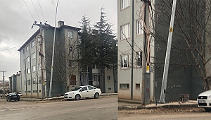 Vatandaş; Dinar da Aydınlatma Lambalarından Biri Düşmek Üzere