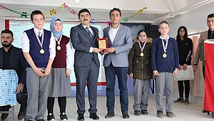 Yarışmalarda Birinci Olan Öğrencileri, Kaymakam Ödüllendirdi